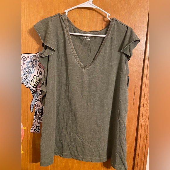Selling a cute green top! Size XXL but fits a little more like an XL. - Picture 1 of 3